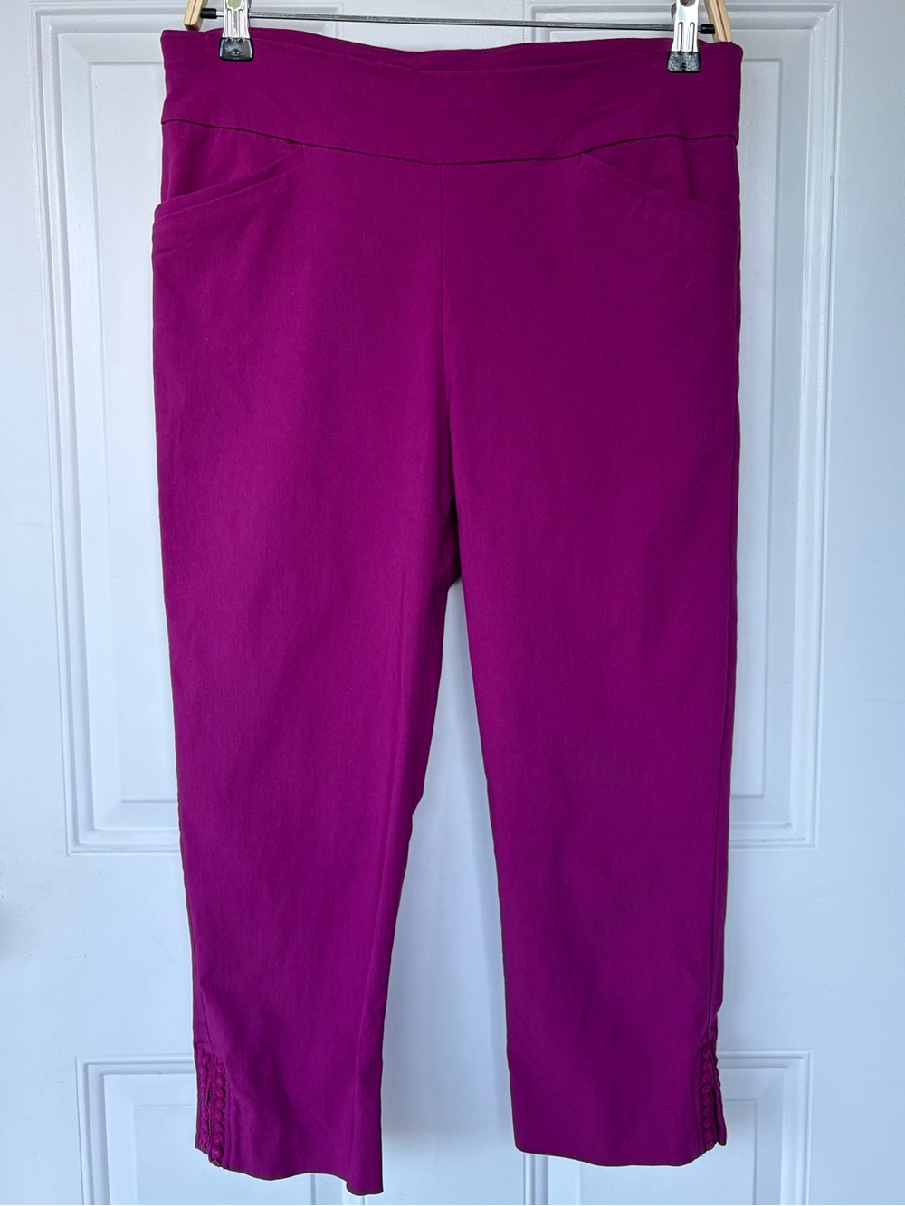 •Chico’s• Perfect Stretch Plum/Magenta Pull-On Capris - Size 8 (Chico’s Size1)